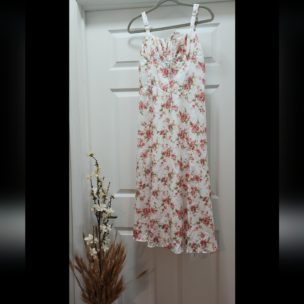 Elegant Floral White Maxi Dress - Picture 12 of 12